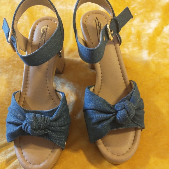 Shoes - Picture 5 of 6